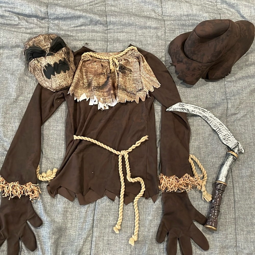 Scarecrow costume with accessories